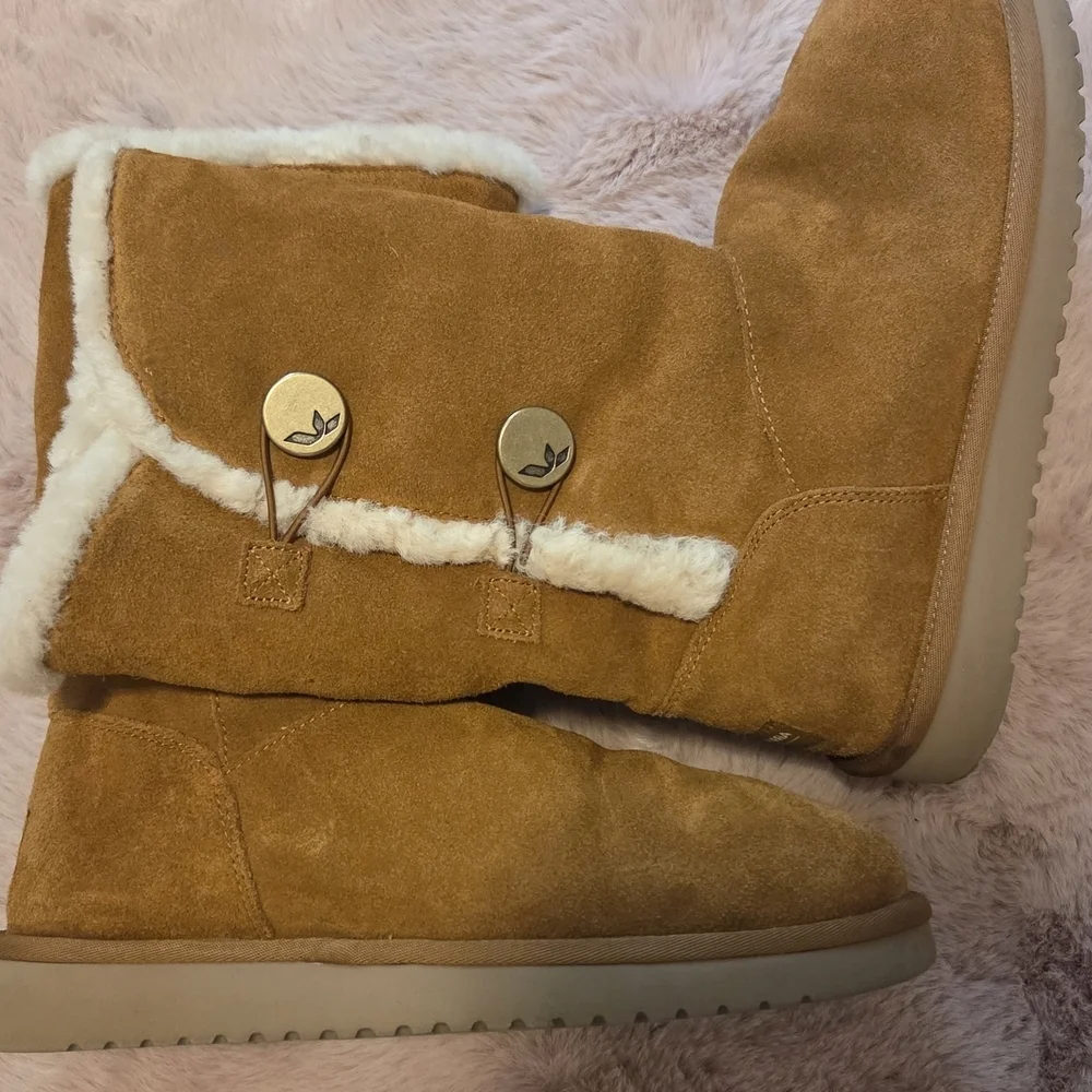 Koolaburra Chestnut Suede Boots with Plush Lining